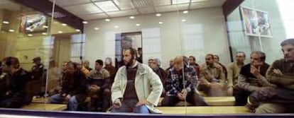 Los principales procesados por los atentados terroristas del 11-M, durante el juicio celebrado en la Casa de Campo de Madrid.