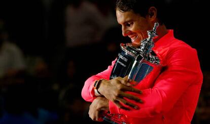 Nadal abraza el trofeo de campeón del US Open en Nueva York.