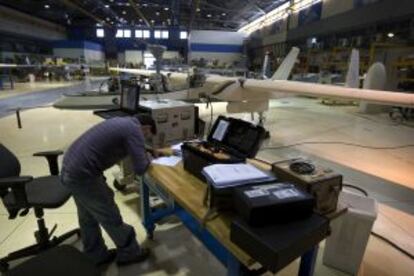 Un trabajador en la planta de Israel Aerospace Industries en Lod.