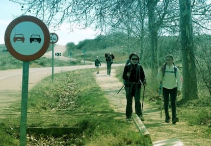 La peregrina Denise Thiem, a la izquierda, en del Camino de Santiago.