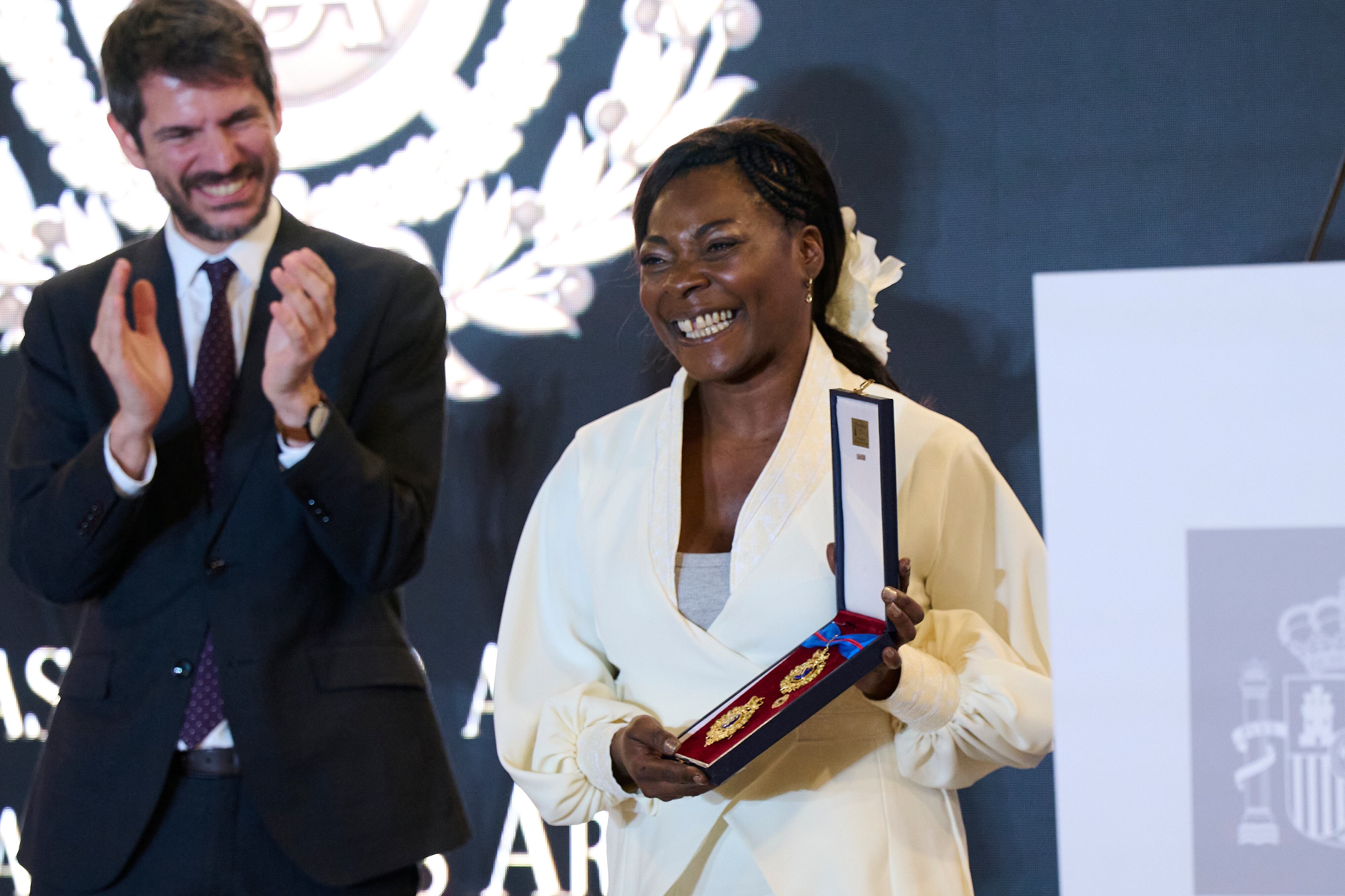 Concha Buika recogiendo, el pasado abril, la Medalla de Oro de las Bellas Artes en Cádiz. 