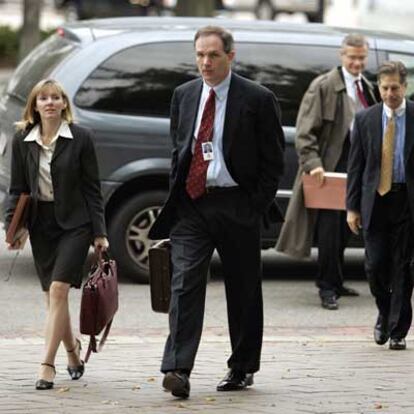 El fiscal Patrick Fitzgerald (en el centro), ayer en Washington junto a varios de sus colaboradores.