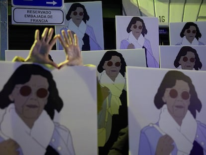 Una concentración feminista en solidaridad con Gisèle Pelicot frente a la embajada de Francia
