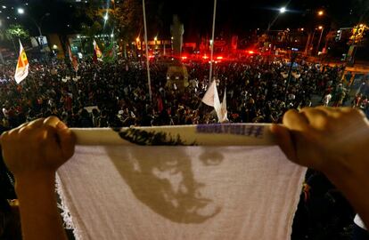 No Rio de Janeiro, manifestante levanta uma bandeira com o rosto de Michel Temer, alvo do protesto no centro da cidade. A manifestação foi pacífica e reuniu milhares de pessoas.