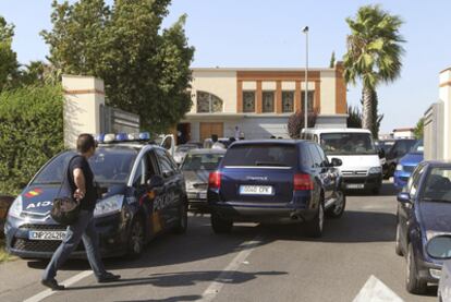 Un coche policial, en el tanatorio de Mérida, durante el funeral de los dos fallecidos del miércoles.