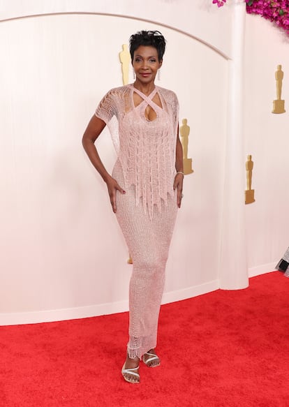 La modelo y presentadora Roshumba Williams, con un vestido de punto brillante.