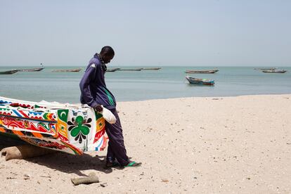 Mor Ndiaye, padre de Ass Ndiaye, en la playa de Joal.