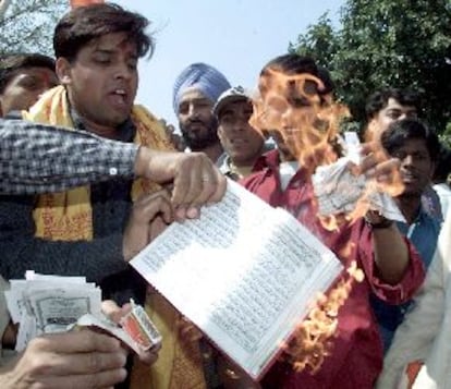 Activistas hindúes quemaron ayer en Nueva Delhi páginas del Corán en protesta contra los talibán.