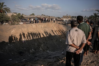 Una vista del cráter después del ataque israelí en el campamento de Al Malawi, en la ciudad de Jan Yunis, este martes. 