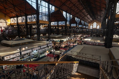 Interior del mercado central Vsrcsarnok, en Budapest.