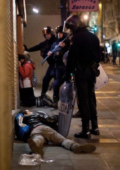 La Policía detiene a cuatro personas tras los altercados de esta noche.