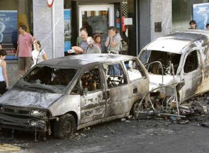 Dos de los vehículos quemados por los radicales la pasada madrugada en las calles de Lekeitio (Vizcaya).