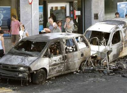 Dos de los vehículos quemados por los radicales la pasada madrugada en las calles de Lekeitio (Vizcaya).