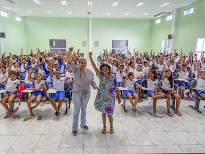 Ruthnéia Lima e Osana Morais com alunos de Oeiras, em 2019.