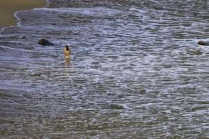 Nudistas en la playa de Barrika (Bizkaia), a 6 kilómetros de la playa de Azkorri.