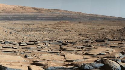 Um das paisagens encontradas pelo rover 'Curiosity'.