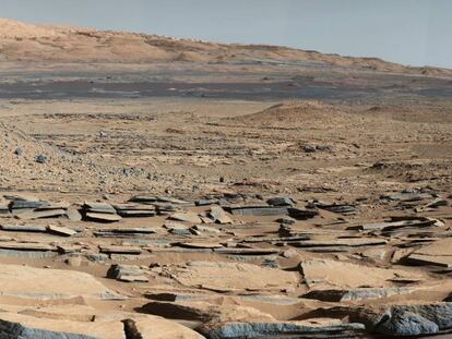 Um das paisagens encontradas pelo rover 'Curiosity'.