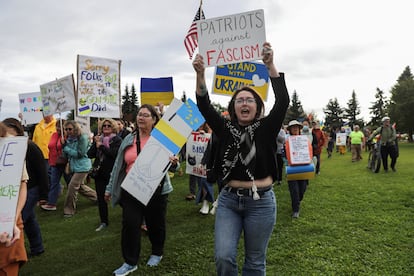 Manifestantes a favor de Ucrania, el viernes, en Anchorage (Alaska), el viernes.  