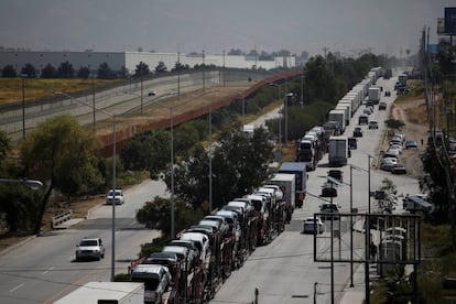 Una fila de camiones de carga espera entrar a EE UU a través de la garita de Tijuana.  