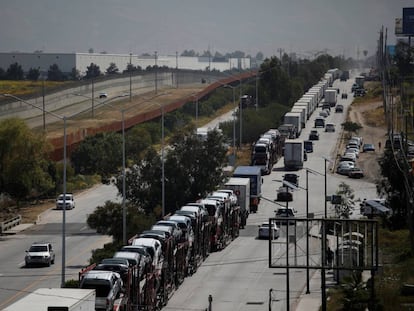 Una fila de camiones de carga espera entrar a EE UU a través de la garita de Tijuana.  