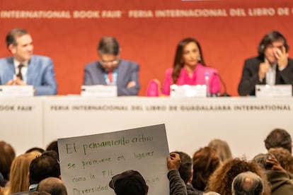 Un hombre levanta una pancarta en apoyo a la FIL durante la inauguración.