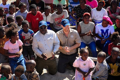 El príncipe Enrique junto a alumnos de un colegio cerca de una zona minada en Angola, el 16 de julio de 2025.
