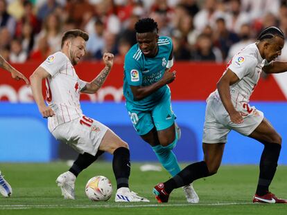 Vinicius, entre Rakitic y Koundé.