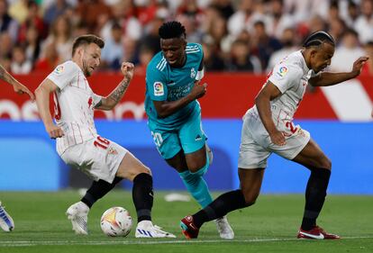 Vinicius, entre Rakitic y Koundé.