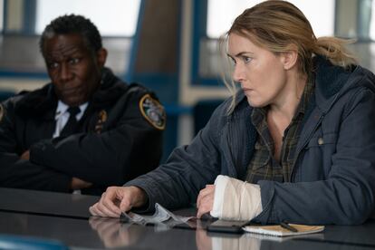 John Douglas Thompson y Kate Winslet, en 'Mare of Easttown'.