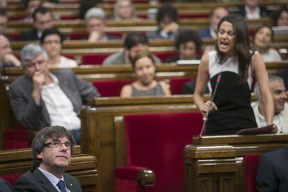 Inés Arrimadas es dirigeix al president, Carles Puigdemont, durant el debat previ a la votació.