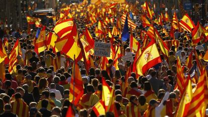 Una hora abans de l'inici de la manifestació, la plaça Urquinaona i els seus voltants estan abarrotats de gent.