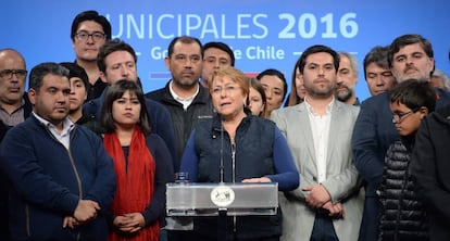 La presidenta de Chile, Michelle Bachelet (c), al concluir la elección municipal.