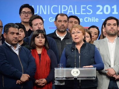 La presidenta de Chile, Michelle Bachelet (c), al concluir la elecci&oacute;n municipal.