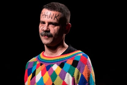 Ángel Vilda cerrando su desfile de Brain and Beast de otoño/invierno 2019.
