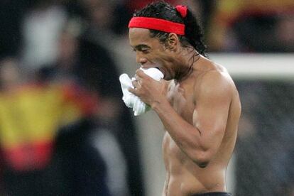 Ronaldinho se lleva a la boca una camiseta de un jugador del Madrid al final del partido.