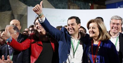 El líder del PP andaluz Juanma Moreno, junto a la ministra de Empleo, Fátima Báñez, en Málaga.
