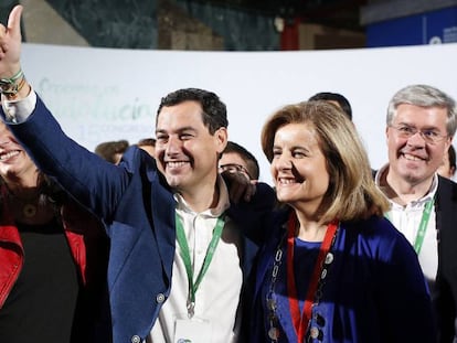 El l&iacute;der del PP andaluz Juanma Moreno, junto a la ministra de Empleo, F&aacute;tima B&aacute;&ntilde;ez, en M&aacute;laga.