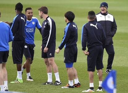 Ranieri bromea con los jugadores del Leicester durante un entrenamiento.