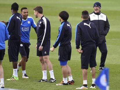 Ranieri bromea con los jugadores del Leicester durante un entrenamiento.