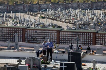 Vista general de las tumbas en el cementerio de la Almudena, este domingo.