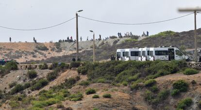 Hundreds of people gathered on a mountain near the border with Ceuta to try to cross into the Spanish city, this Sunday.