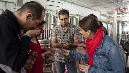 Elaboración de cerveza artesana durante un curso en Monkey Beer, en Toledo.