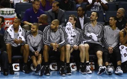 Parker, Duncan, Splitter, Ginobili y Green, en el banquillo Spurs.