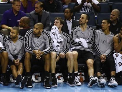 Parker, Duncan, Splitter, Ginobili y Green, en el banquillo Spurs.