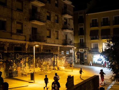 Fachada del edificio okupado La Quimera, en la plaza de Nelson Mandela, en Lavapiés.