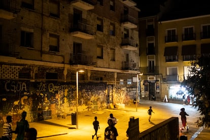 Fachada del edificio okupado La Quimera, en la plaza de Nelson Mandela, en Lavapiés.