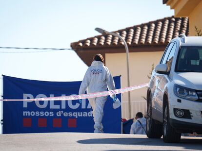 Una agente de los Mossos este pasado 3 de abril en Bellcaire d'Empordà (Girona).