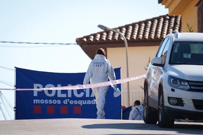 Una agente de los Mossos este pasado 3 de abril en Bellcaire d'Empordà (Girona).