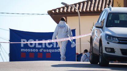 Una agente de los Mossos este pasado 3 de abril en Bellcaire d'Empordà (Girona).
