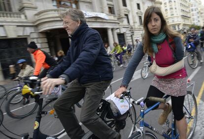 El brazo en cabestrillo no ha impedido a esta ciclista unirse al recorrido que reivindica el uso de un vehículo que no contamina.